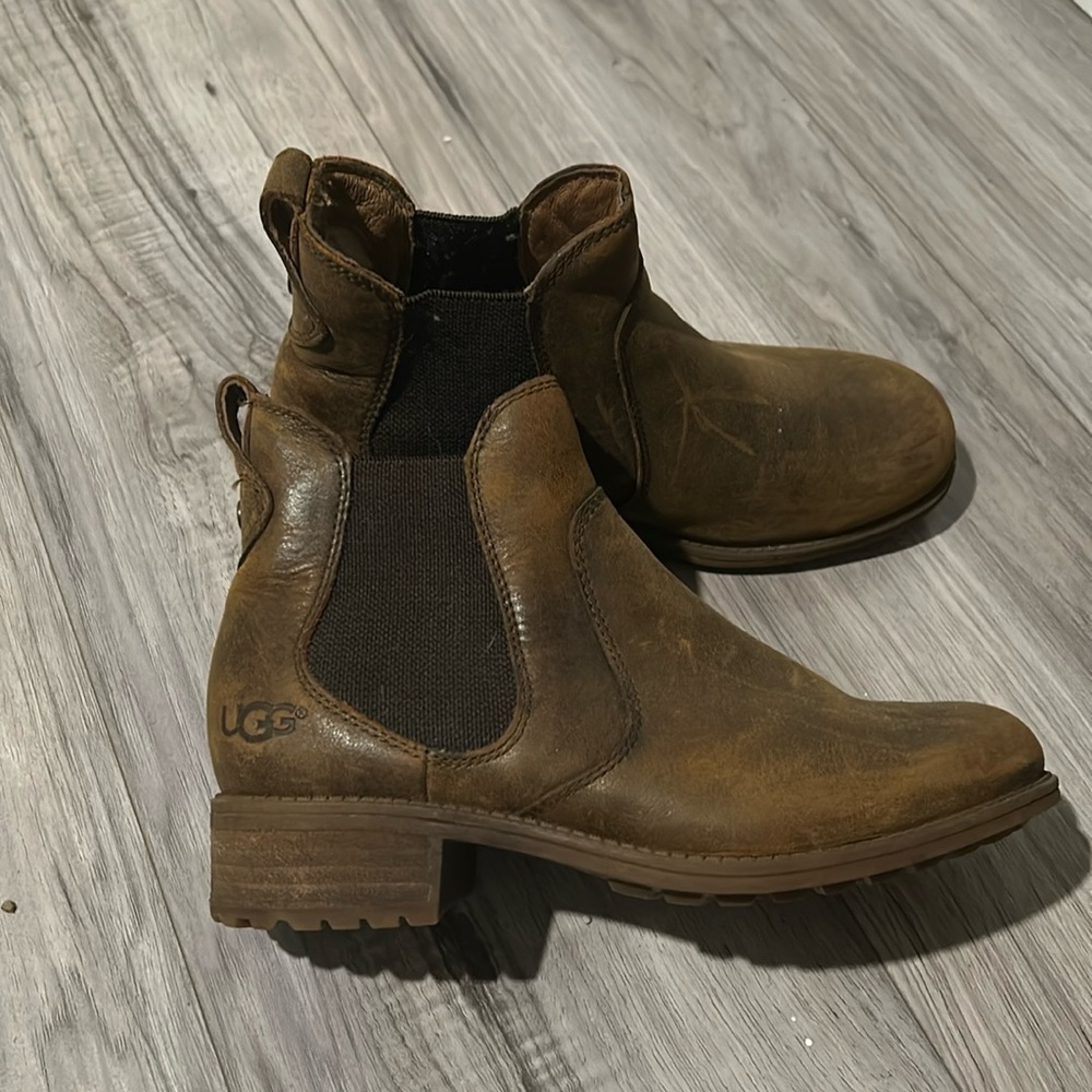 Ugg Chelsea style leather boot with fur inside size 6